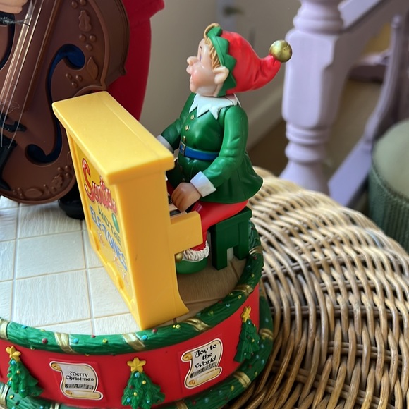 Avon Christmas Singing Moving Santa and Elves, Takes Musical Request From List - Picture 3 of 11